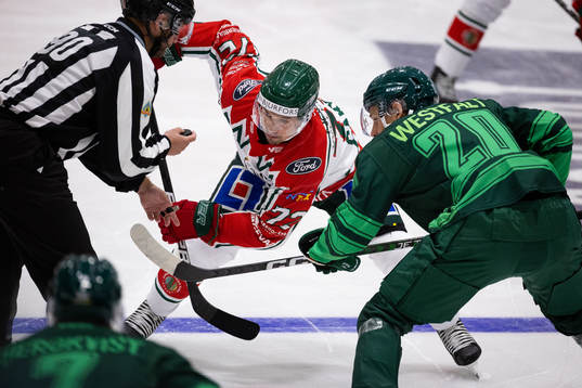 Frölundas Patrik Carlsson tekar mot Färjestads Marcus