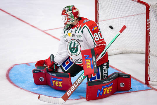 Frölundas målvakt Frederik Dichow  släpper in 1-0