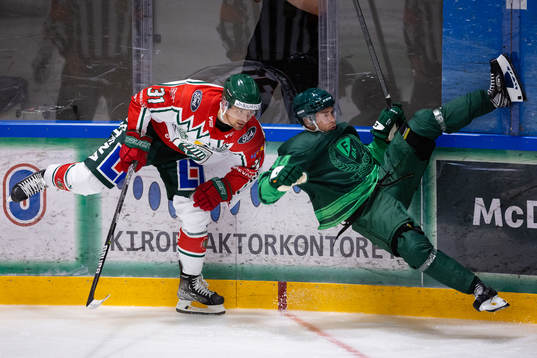 Frölundas Nicklas Lasu tacklar Färjestads Michael