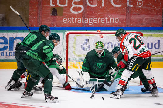 Frölundas Joel Lundqvist med en chans framför Färjestads