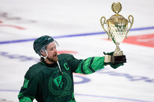 Färjestads Linus Johansson lyfter pokalen