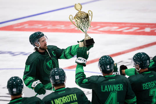 Färjestads Linus Johansson lyfter pokalen