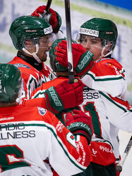 Frölundas Patrik Carlsson jublar med lagkamrater