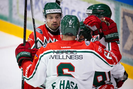 Frölundas Patrik Carlsson jublar med lagkamrater