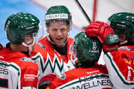 Frölundas Patrik Carlsson jublar med lagkamrater