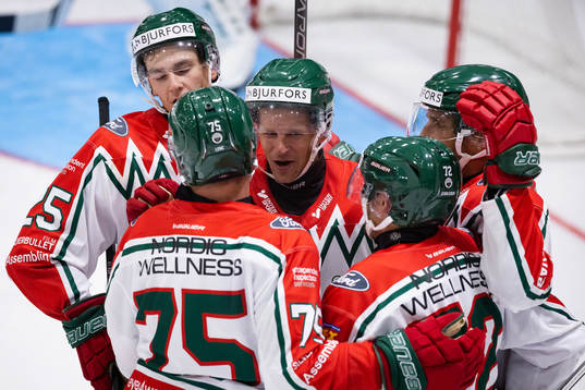 Frölundas Patrik Carlsson jublar med lagkamrater