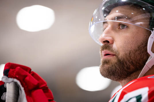 Frölundas Anthony Greco  innan ishockeymatchen i