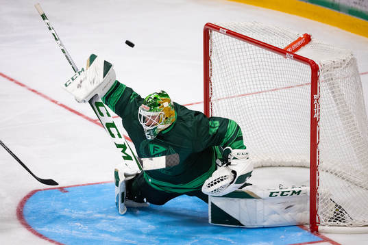 Färjestads målvakt Dennis Hildeby räddar ett skott