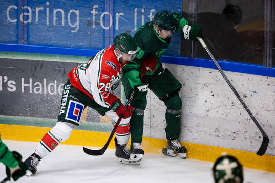 Frölundas Anthony Greco  och Färjestads Lucas Forsell