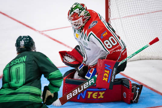 Frölundas målvakt Frederik Dichow  räddar ett skott