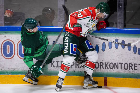Färjestads Patrik Lundh tacklas av Frölundas Nicklas Lasu
