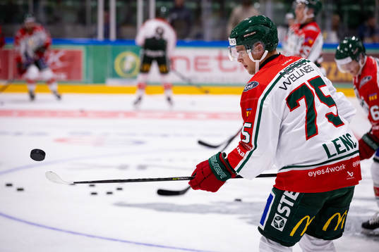 Frölundas Radan Lenc innan ishockeymatchen i Strömstad