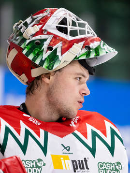 Frölundas målvakt Frederik Dichow innan  ishockeymatchen