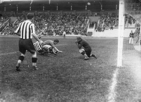 Fotboll, Landsmatchen. Tjeckoslovakien - Sverige. 13