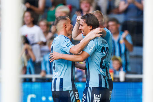 Djurgårdens Gustav Wikheim jublar med lagkamrater