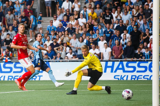Djurgårdens Gustav Wikheim gör 2-0 bakom Kalmars målvakt