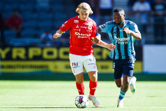 Kalmars Sebastian Nanasi och Djurgårdens Emmanuel Banda