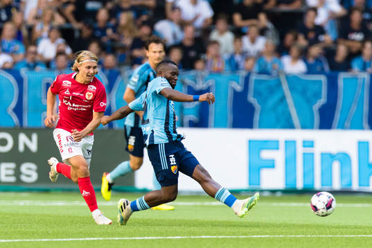 Kalmars Sebastian Nanasi och Djurgårdens Emmanuel Banda