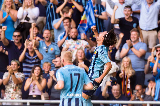 Djurgårdens Gustav Wikheim firar 2-0 med Djurgårdens
