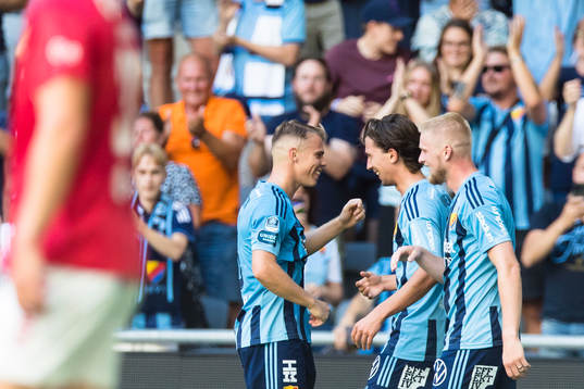 Djurgårdens Gustav Wikheim (m) gör 2-0 och jublar med