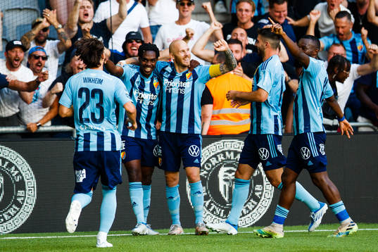 Djurgårdens Joel Asoro jublar med lagkamrater