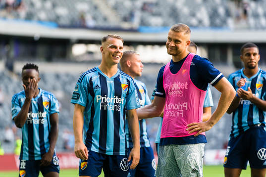 Djurgårdens Elias Andersson ser glad ut