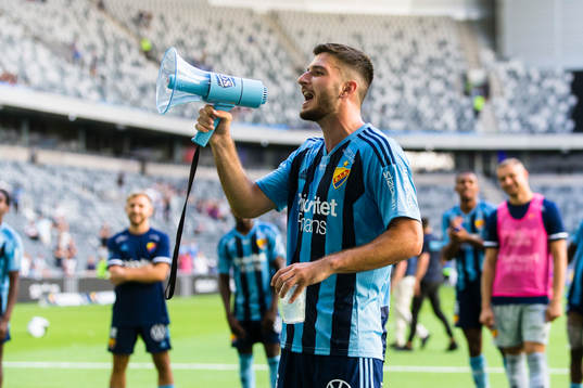 Djurgårdens Besard Sabovic leder klacken med en sång
