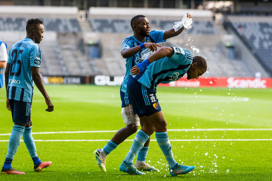 Djurgårdens Emmanuel Banda häller is över Isak Hien