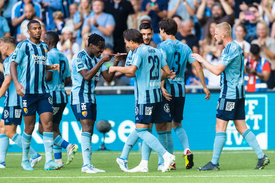 Djurgårdens Joel Asoro gratulerar 2-0 målskytten Gustav
