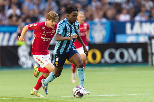 Djurgårdens Joel Asoro jagas av Kalmars Oliver Berg