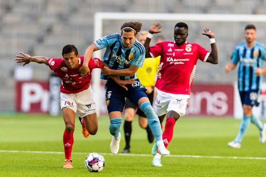 Djurgårdens Gustav Wikheim tar sig förbi Kalmars Romario