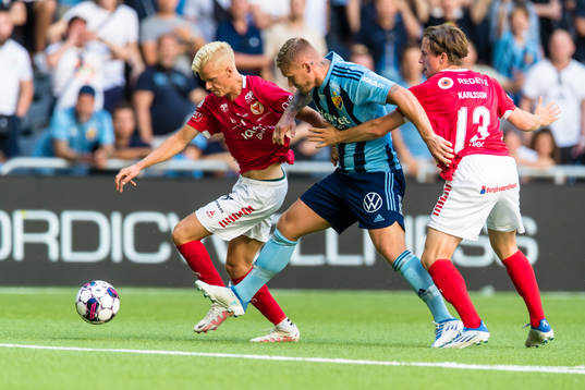 Djurgårdens Victor Edvardsen i kamp om bollen med Kalmars