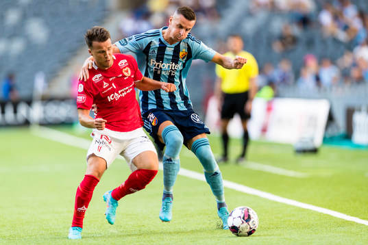 Djurgårdens Haris Radetinac i kamp om bollen med Kalmars