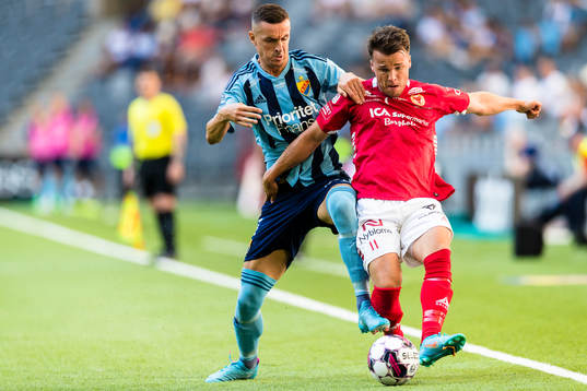 Djurgårdens Haris Radetinac i kamp om bollen med Kalmars
