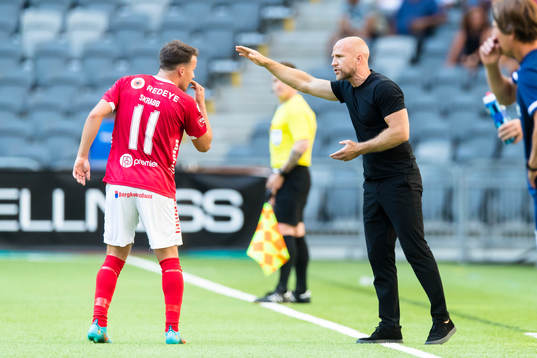 Kalmars tränare Henrik Rydström ger direktiv till Simon