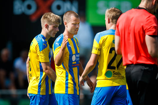 Eskilsminnes Lucas Ohlander jublar med lagkamrater