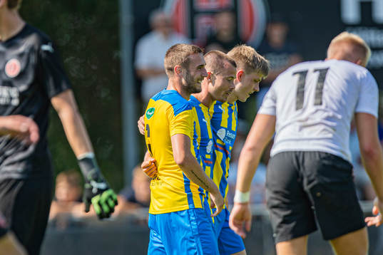 Eskilsminnes Lucas Ohlander jublar med lagkamrater