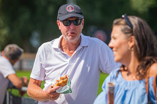 Supporter äter hamburgare