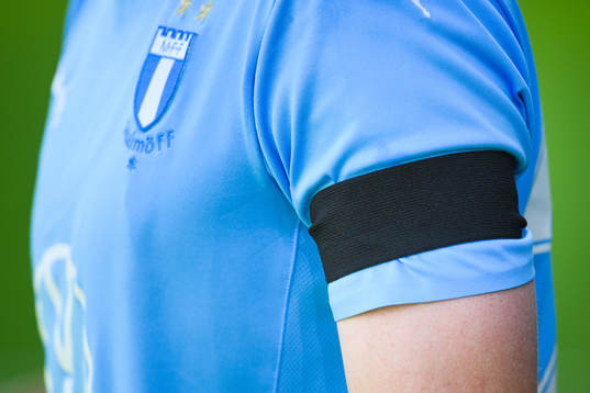 Spelare från Malmö FF med sorgeband