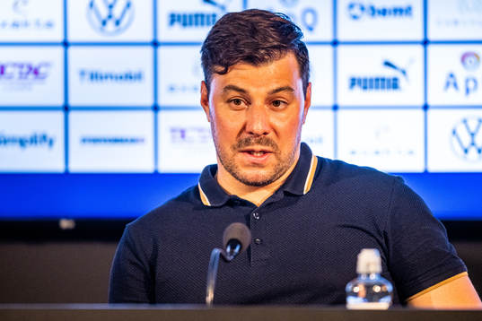 Sundsvalls tränare Brian Clarhaut vid en presskonferens