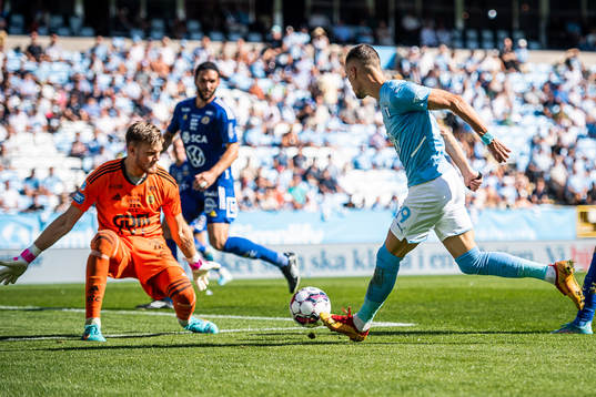 Sundsvalls målvakt Oscar Jonsson och Malmö FFs Veljko