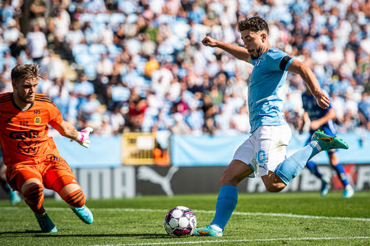 Sundsvalls målvakt Oscar Jonsson och Malmö FFs Moustafa