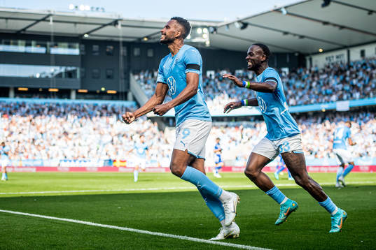 Malmö FFs Isaac Kiese Thelin och Mohamed Buya Turay jublar
