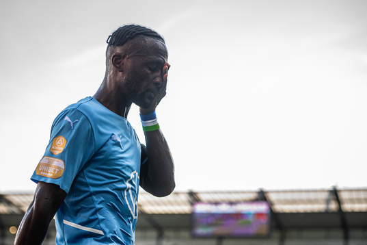 Malmö FFs Mohamed Buya Turay deppar