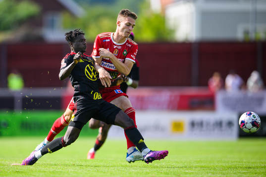 Östersunds Yannick Adjoumani och Skövde AIKs Villiam