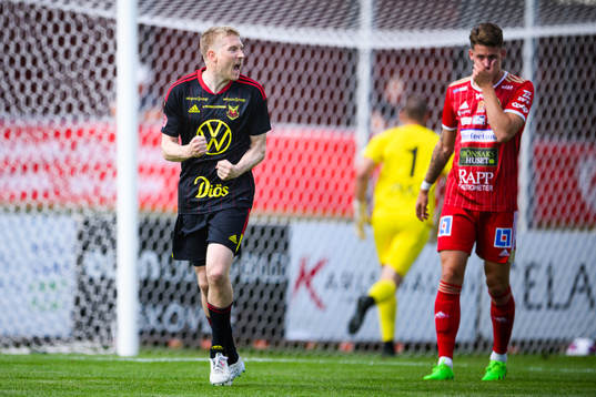 Östersunds Simon Kroon jublar