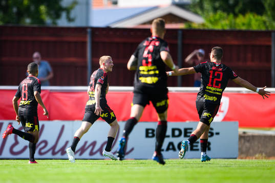 Östersunds Simon Kroon jublar