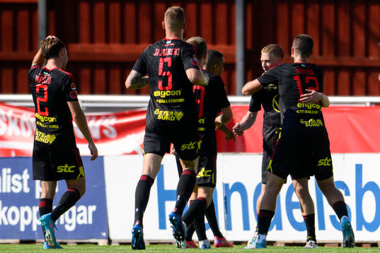 Östersunds Simon Kroon jublar
