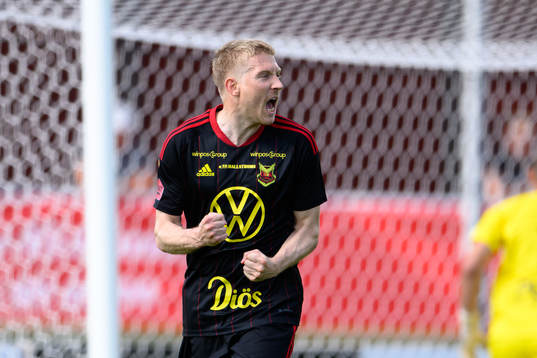 Östersunds Simon Kroon jublar