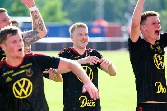 Östersunds Simon Kroon jublar